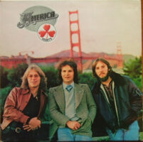 America – Hearts klinkt als muziek in de oren. Bestel snel bij Run4records.nl
