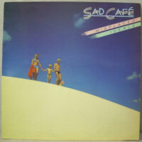 Sad Café – Misplaced Ideals wacht op jou bij Run4records. Jouw 2ehands vinyl Site